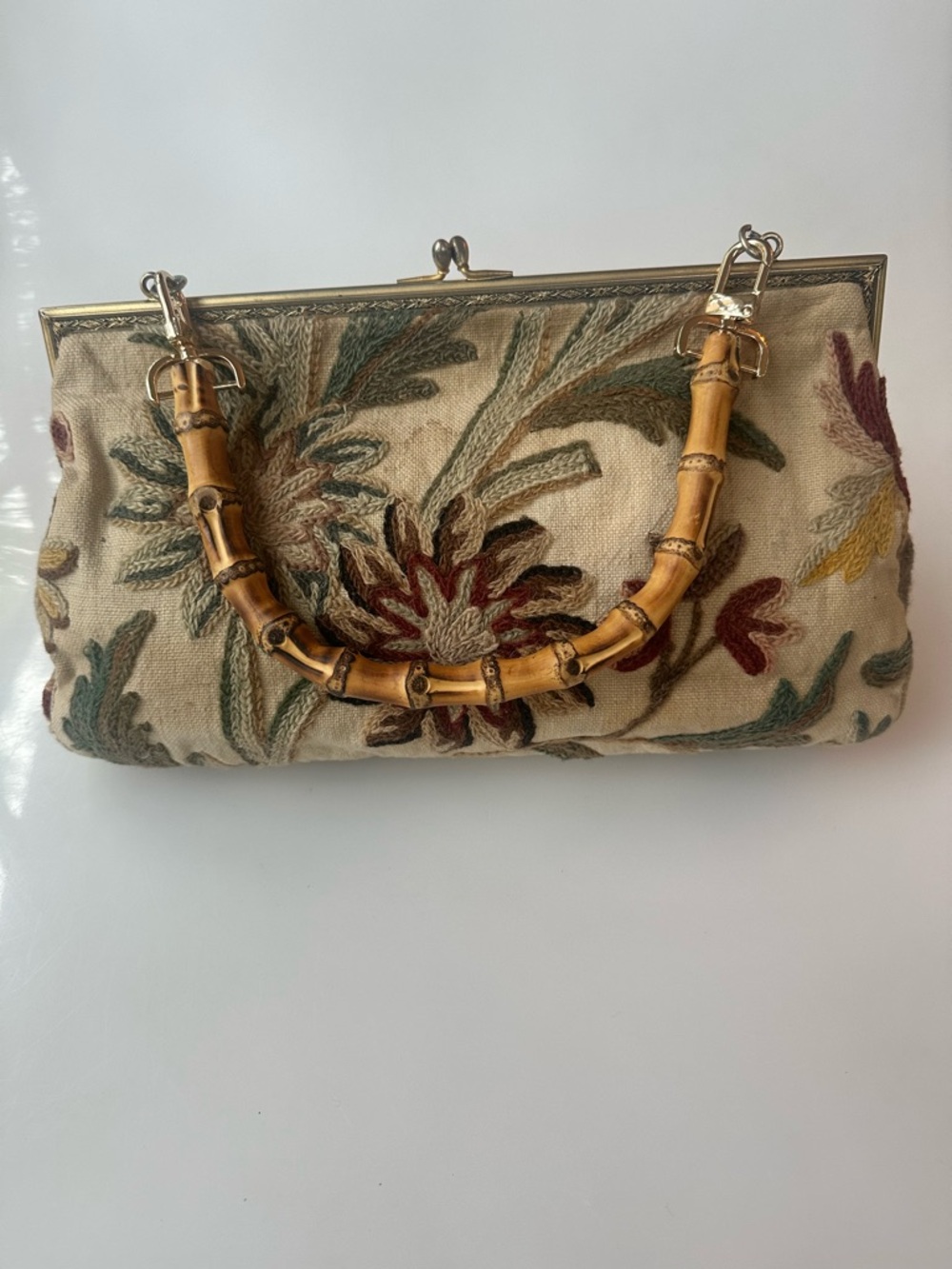 Vintage crewelwork handbag with a detachable  Bamboo-Handle.